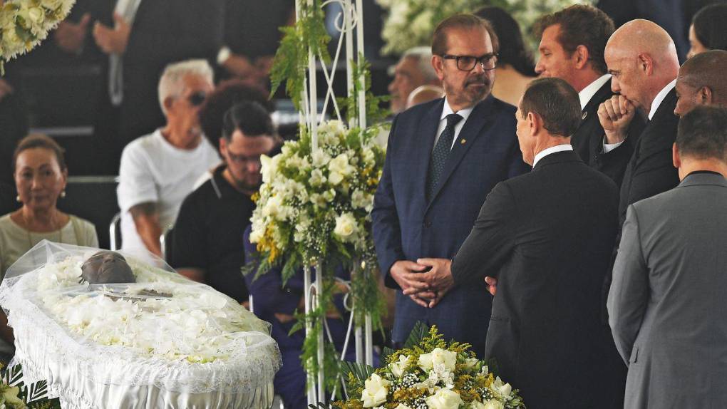 Llanto, conmoción y personalidades: las imágenes del funeral de Pelé en Brasil