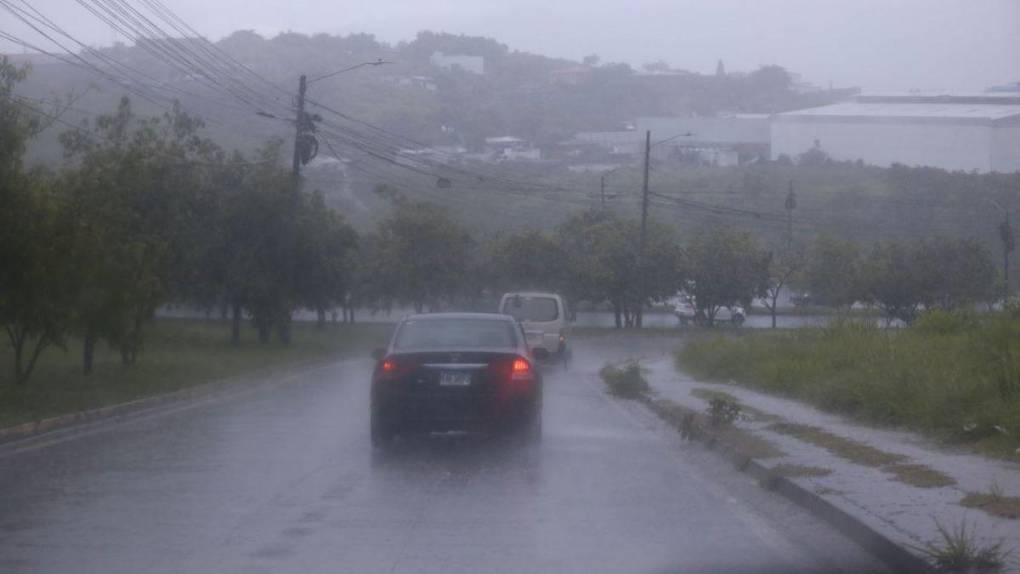 Calles inundadas en Tegucigalpa a raíz de fuertes lluvias