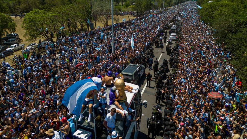¡En helicóptero! Así terminaron los festejos de la selección argentina