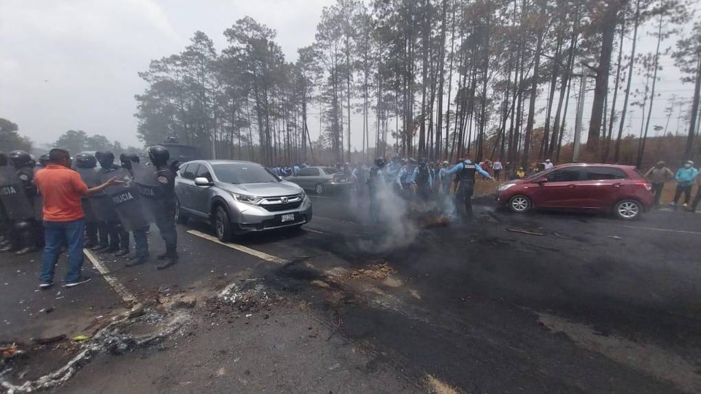 En zafarrancho y desalojo con agua terminó protesta de policías depurados en la carretera CA-5