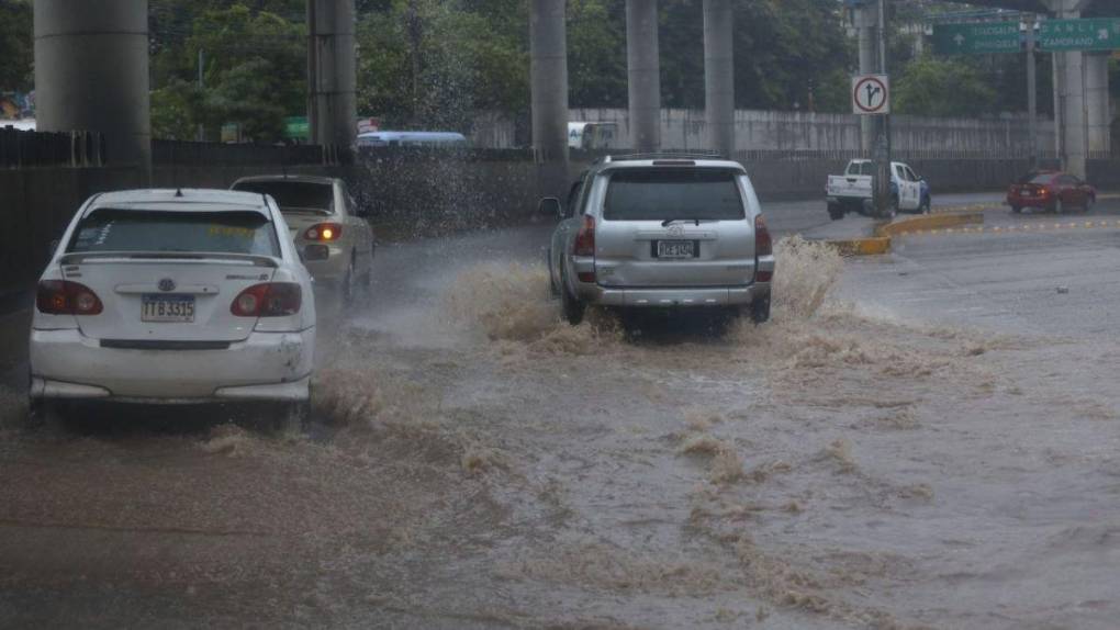 Calles inundadas en Tegucigalpa a raíz de fuertes lluvias