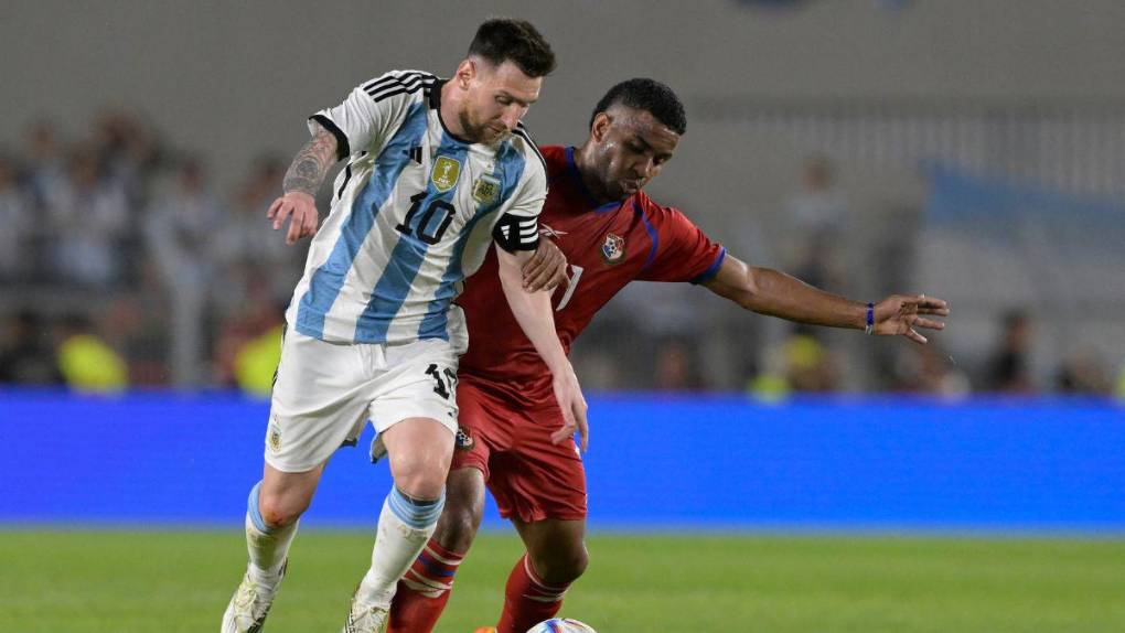 ¡Patada criminal! La terrible entrada que sufrió Messi en el Argentina - Panamá