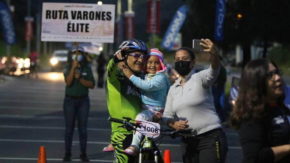 Grandes y chicos madrugan para disfrutar la Vuelta Ciclística de El Heraldo