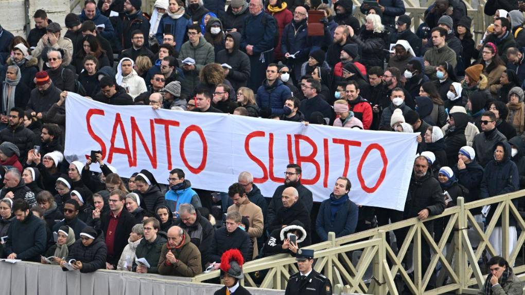 Con solemne y multitudinario funeral despiden al papa Benedicto XVI