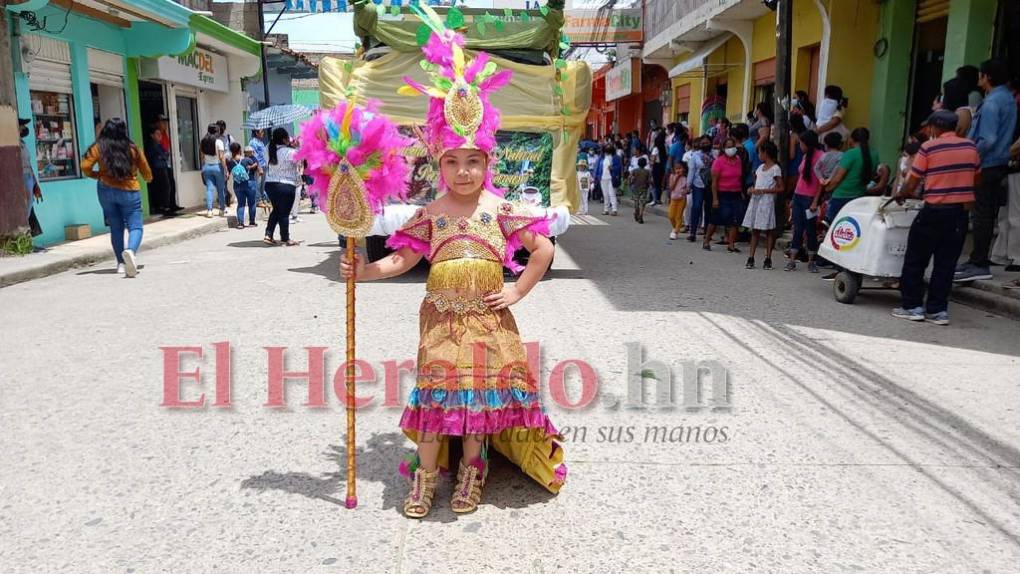 Niños rindieron honor con coloridos desfiles en Danlí