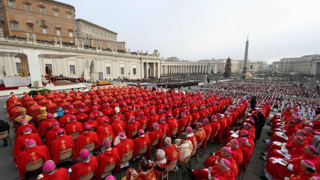 Con solemne y multitudinario funeral despiden al papa Benedicto XVI