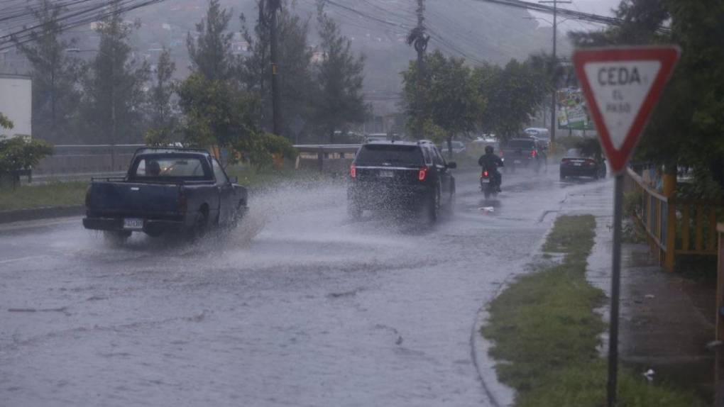 Calles inundadas en Tegucigalpa a raíz de fuertes lluvias