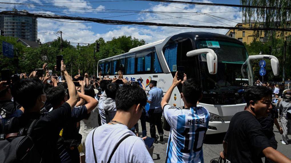 Fervor y alegría: chinos enloquecen por la llegada de Messi para un amistoso