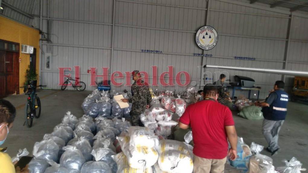 En canoa, tractores y helicópteros llevan ayuda a damnificados de excampos bananeros