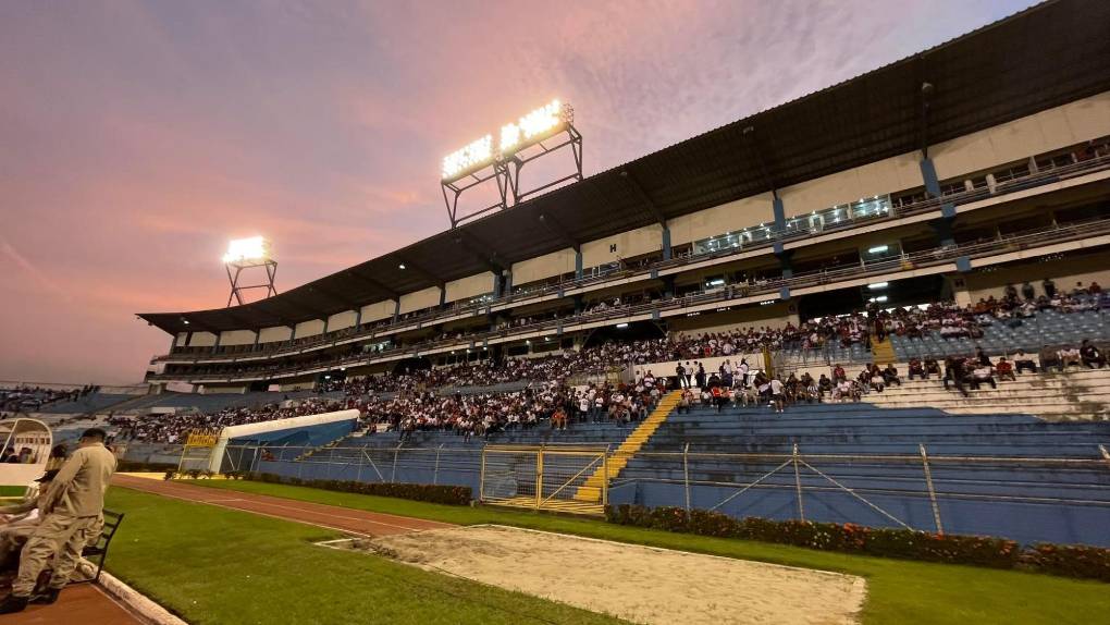 Bellas mujeres y un ambiente feroz: así la pasa la afición olimpista dentro del Olímpico