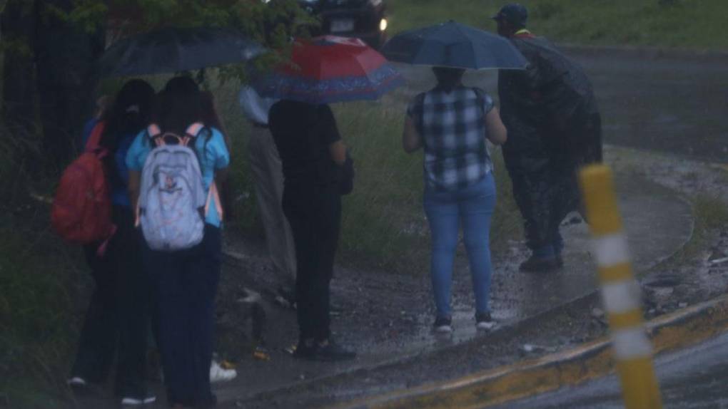 Calles inundadas en Tegucigalpa a raíz de fuertes lluvias