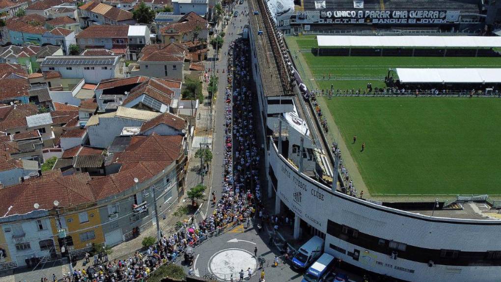 Llanto, conmoción y personalidades: las imágenes del funeral de Pelé en Brasil