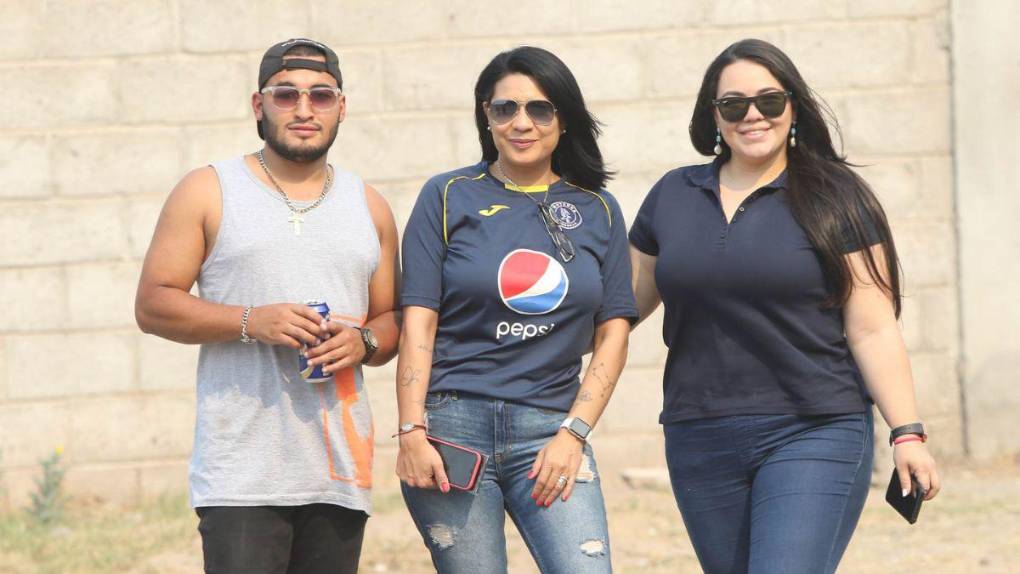 Bellezas y familias presentes: el ambiente que se vive en el Motagua vs Marathón en Comayagua