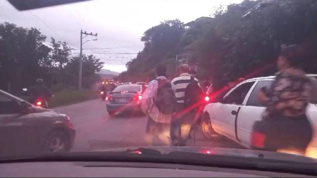 Volcamiento de rastra genera caos vial en la salida al sur de la capital