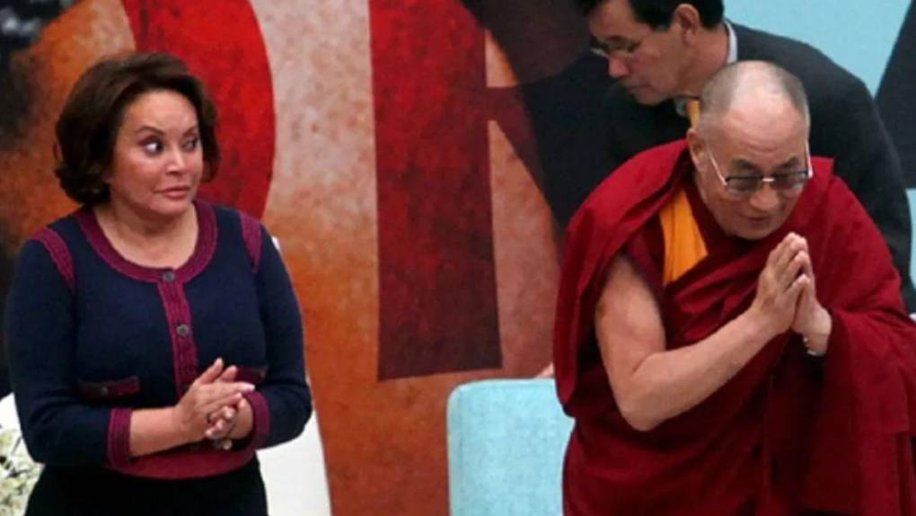 Las polémicas detrás del Dalai Lama: de besar a un niño a solicitar una sucesora “atractiva”