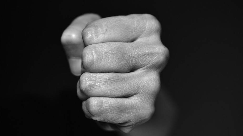 Viajó a conocer a su novio de Facebook y la sometió a torturas durante 18 días