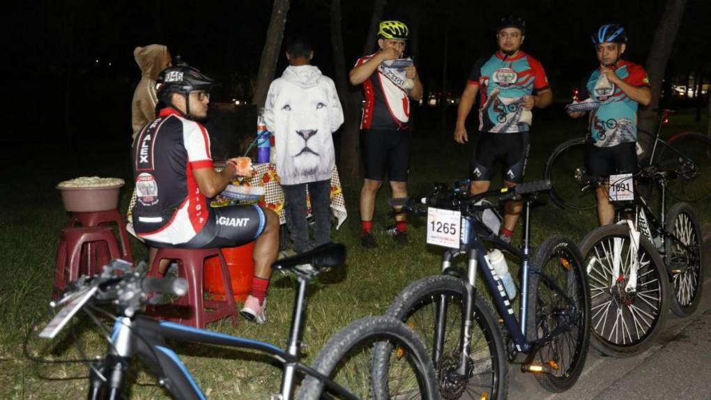 Grandes y chicos madrugan para disfrutar la Vuelta Ciclística de El Heraldo