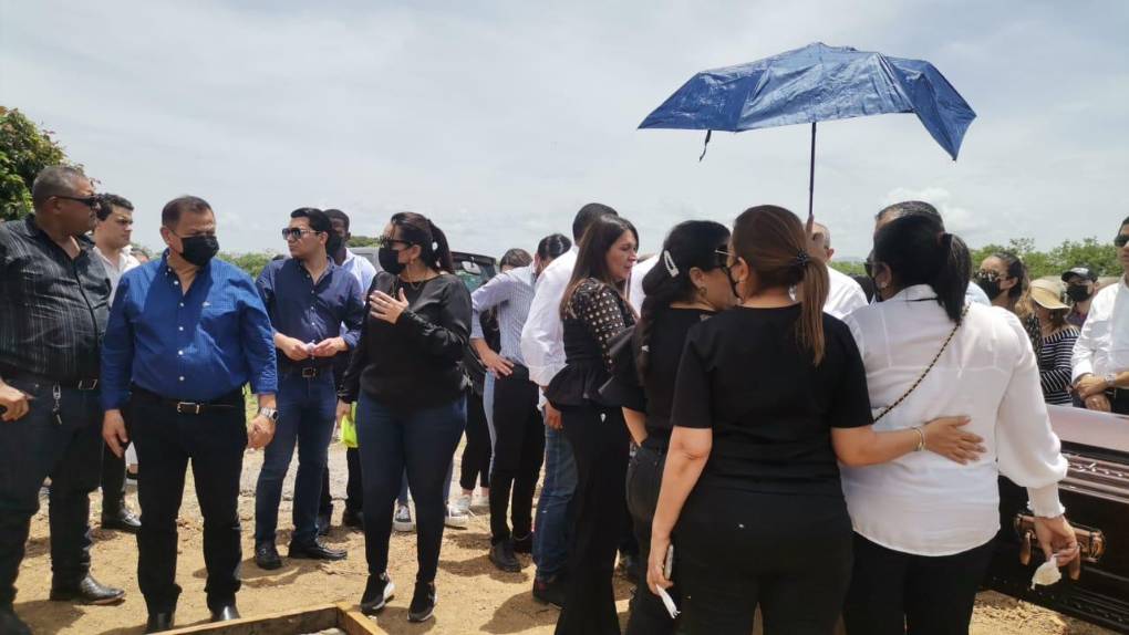 “Era un luchador que no tenía miedo”, familiares de Luis Zelaya dan último adiós a joven víctima de masacre