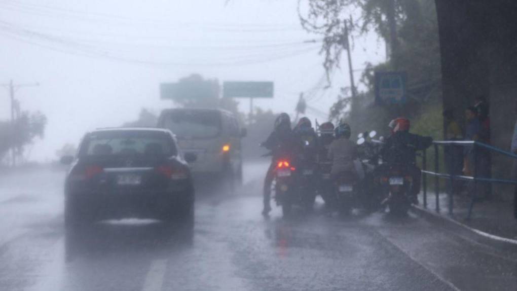 Calles inundadas en Tegucigalpa a raíz de fuertes lluvias