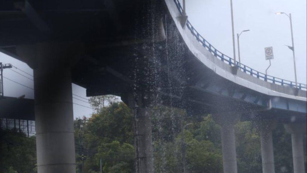 Calles inundadas en Tegucigalpa a raíz de fuertes lluvias