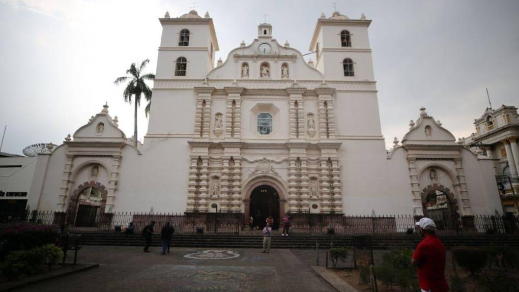 Con devoción y fe capitalinos asisten a la misa del Domingo de Resurrección