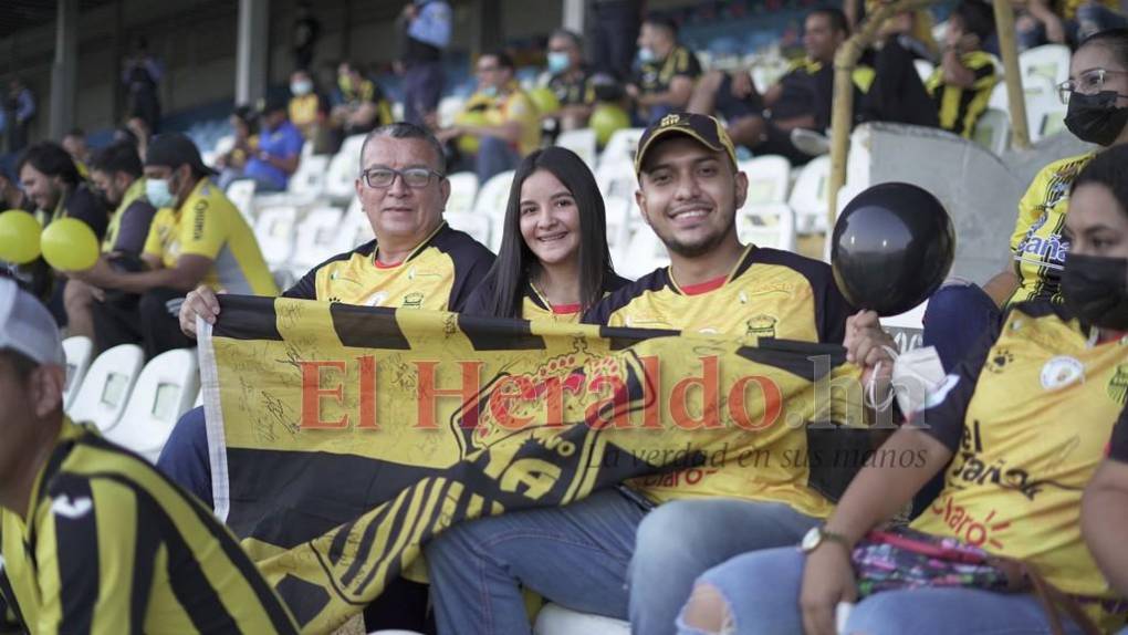 Incondicional apoyo de la barra aurinegra llena de euforia el Estadio Morazán