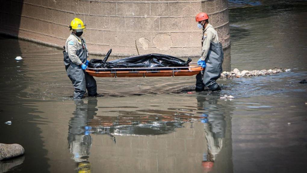 Dramático rescate de cuerpo que pasó 30 horas en el río en espera para su levantamiento en la capital