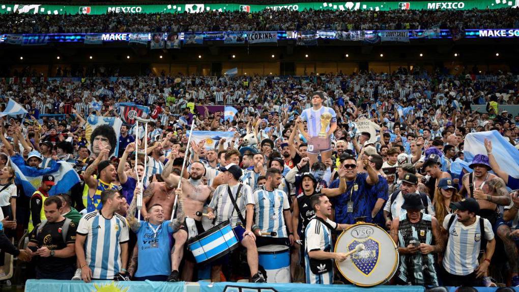 Color en la grada: Gran ambiente en el duelo entre Argentina y México en Lusail