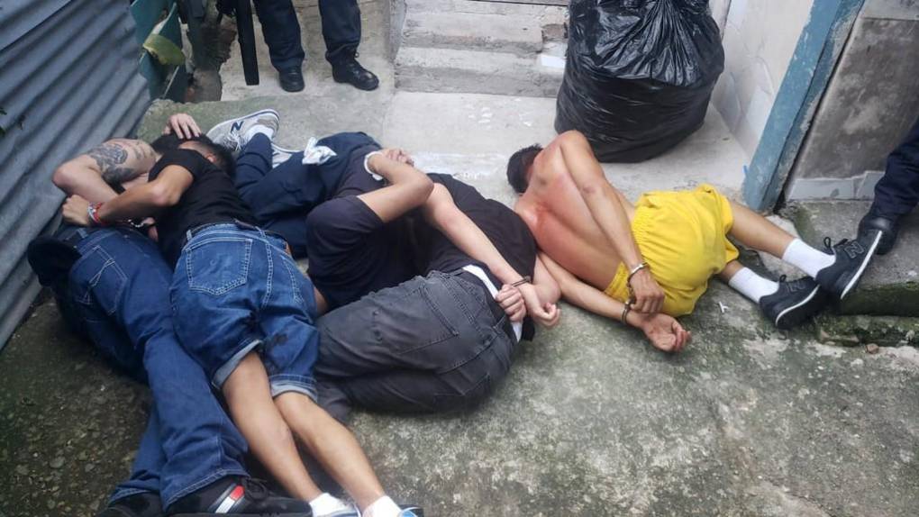 Ocho detenidos, indumentaria policial y armas de grueso calibre: así fue la operación realizada en la capital