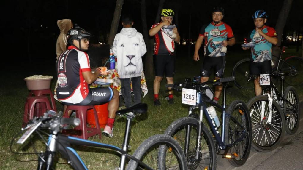 Grandes y chicos madrugan para disfrutar la Vuelta Ciclística de El Heraldo
