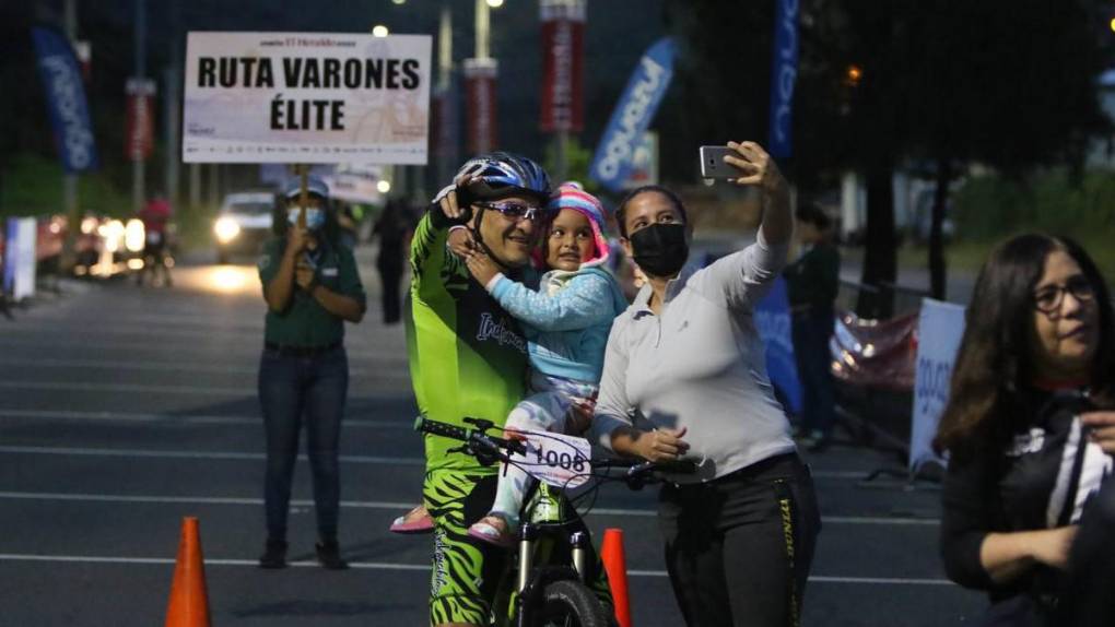 Grandes y chicos madrugan para disfrutar la Vuelta Ciclística de El Heraldo
