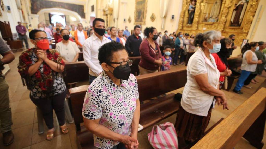 Con devoción y fe capitalinos asisten a la misa del Domingo de Resurrección