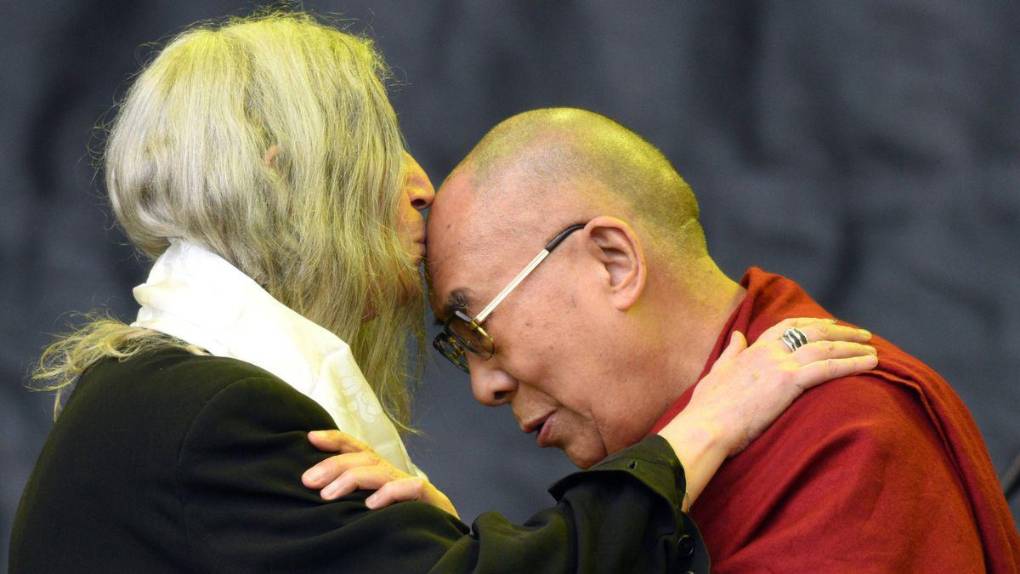 Las polémicas detrás del Dalai Lama: de besar a un niño a solicitar una sucesora “atractiva”