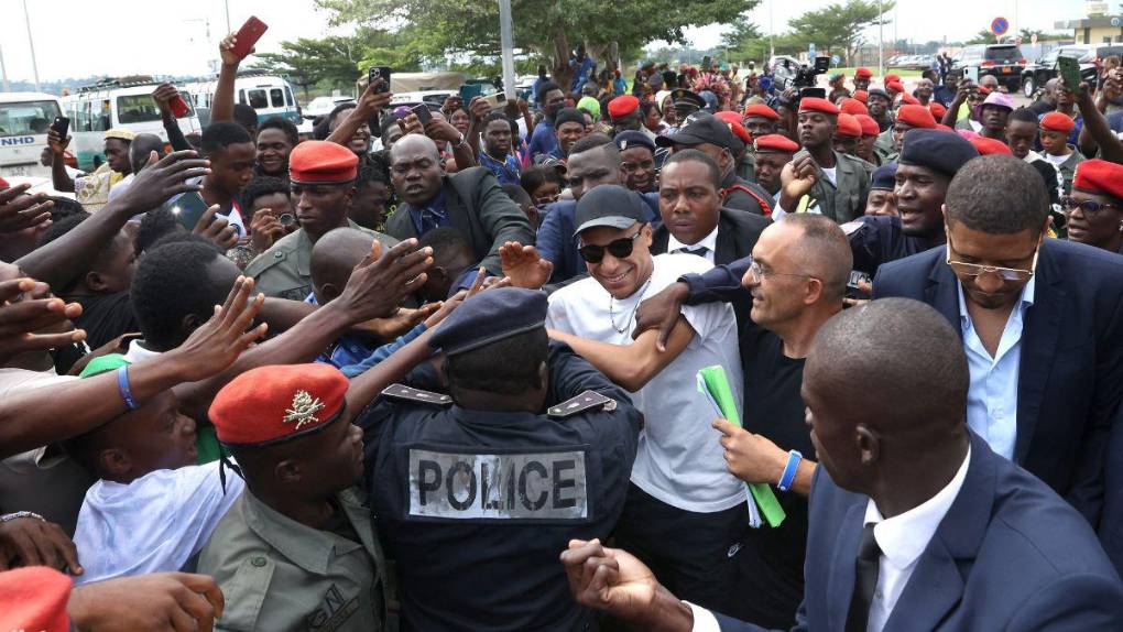 Locura por Mbappé durante su sorpresiva visita a Camerún