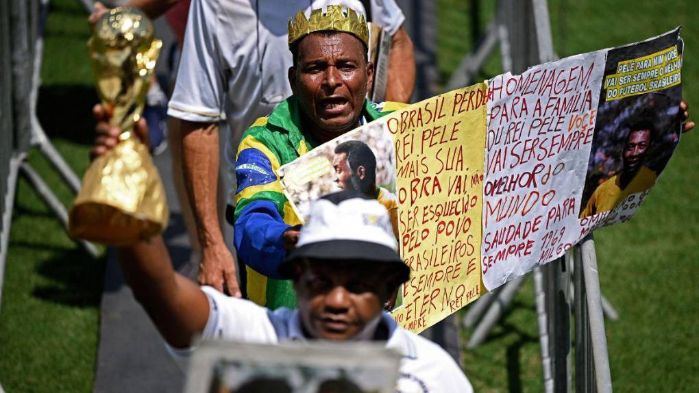 Llanto, conmoción y personalidades: las imágenes del funeral de Pelé en Brasil