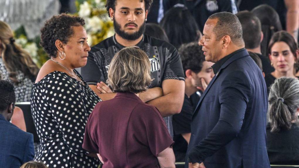 Llanto, conmoción y personalidades: las imágenes del funeral de Pelé en Brasil