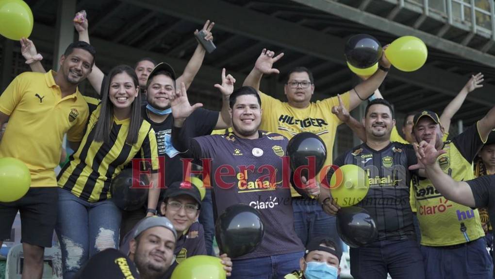 Incondicional apoyo de la barra aurinegra llena de euforia el Estadio Morazán