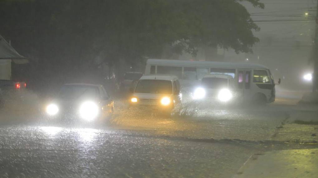 Torrenciales aguaceros y calles inundadas: las imágenes de las lluvias en San Pedro Sula