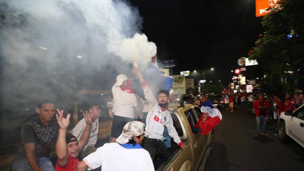 ¡Fiesta tricolor! Así celebró la afición del Olimpia la conquista de la copa 35