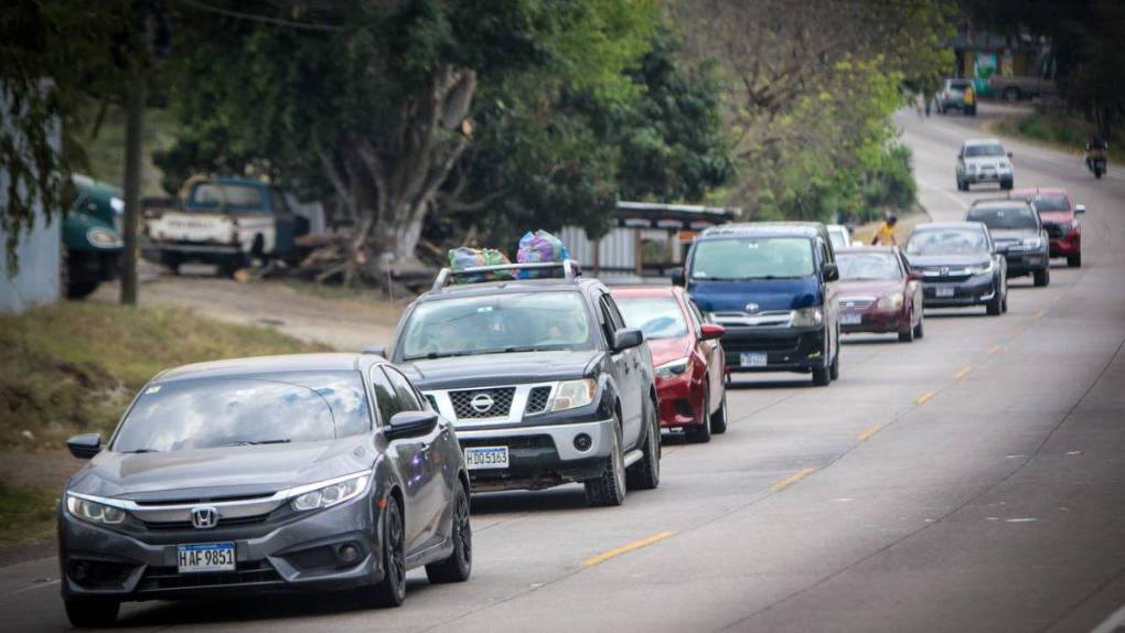 En caravana retornan veraneantes a la capital tras feriado de Semana Santa
