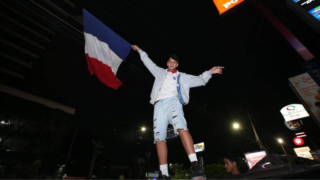 ¡Fiesta tricolor! Así celebró la afición del Olimpia la conquista de la copa 35