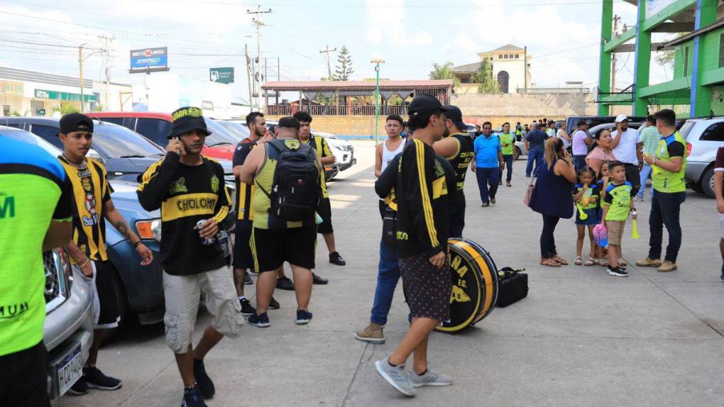 Largas filas, gran colorido y bellas mujeres: el ambiente previo a la semifinal Olancho FC - Real España