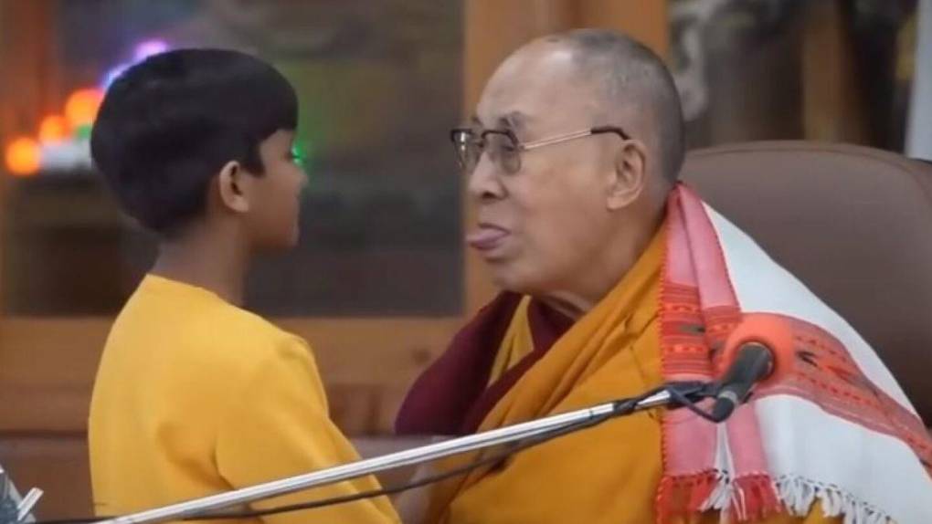 Las polémicas detrás del Dalai Lama: de besar a un niño a solicitar una sucesora “atractiva”