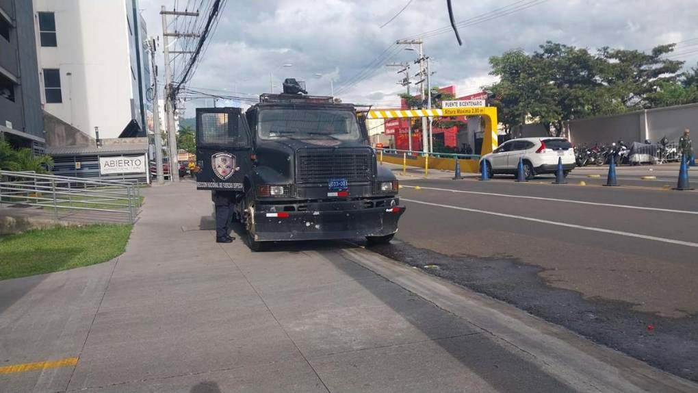 Blindan Casa Presidencial con cierre de calles y tanquetas de Fuerzas Especiales