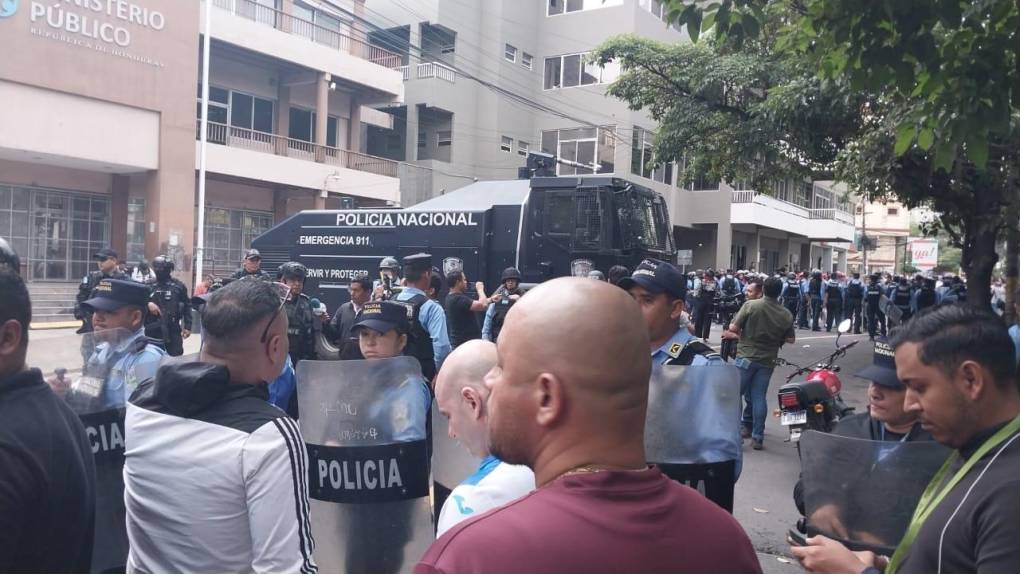 Fuertes enfrentamientos entre el BOC y colectivos de Libre frente el MP