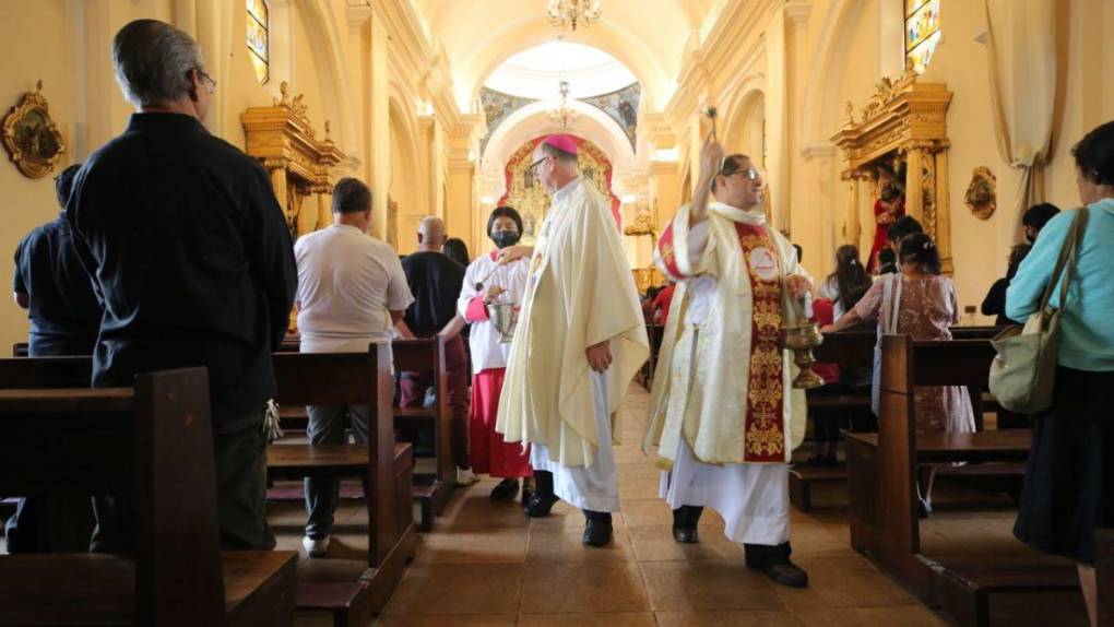 Con devoción y fe capitalinos asisten a la misa del Domingo de Resurrección