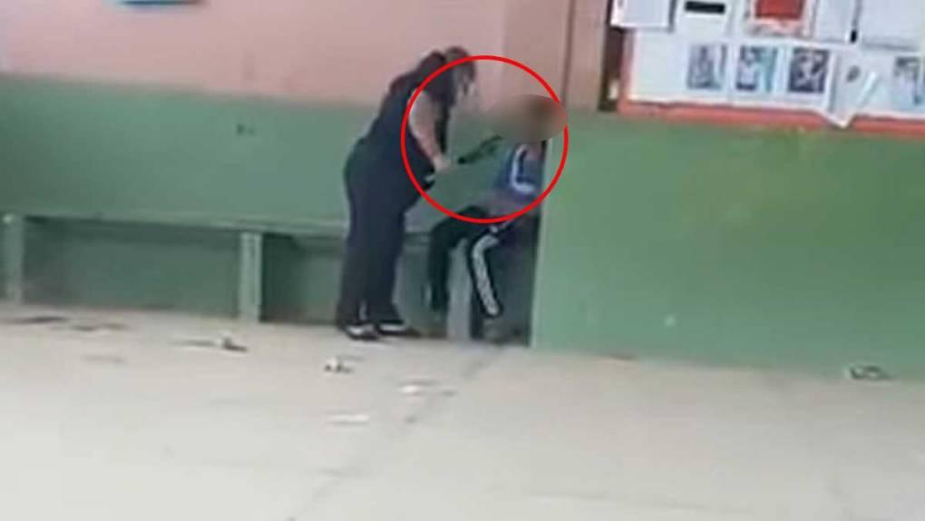 Evaluación al alumno y orden de captura contra maestra, así avanza supuesto caso de maltrato en escuela de Choloma