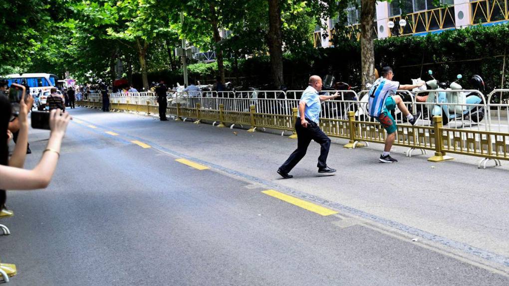 Fervor y alegría: chinos enloquecen por la llegada de Messi para un amistoso