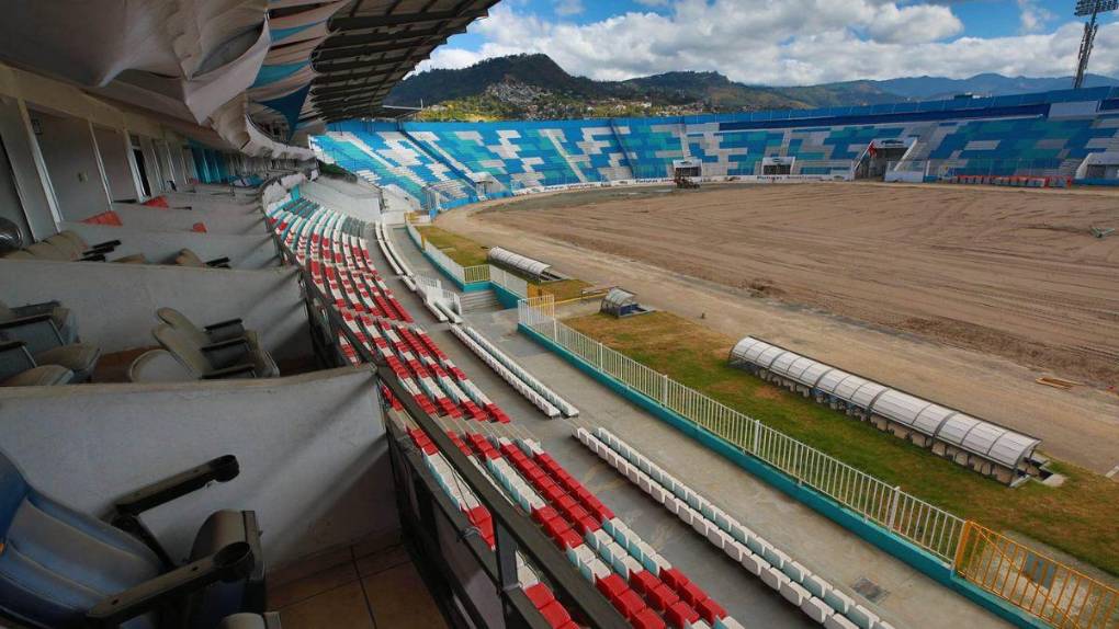 Así avanzan los trabajos de cambio de césped en el Estadio Nacional en su recta final