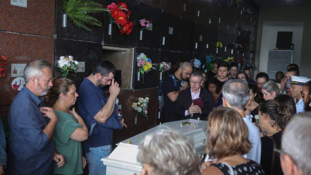 ¡Desgarrador! Así sepultaron a los niños asesinados en masacre en guardería de Brasil